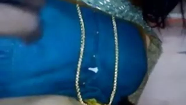 છોકરી સાથે ટેટૂઝ અને ગાઢ વાળ masturbates સાથે વાયબ્રેટર વીડીયો સેકસી બીપી બેડ પર