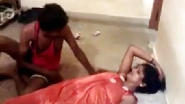 Tanned વ્યક્તિ fucks નિસ્તેજ sneakers એક સેકસી વીડીયો ભેજો ખુરશી પર