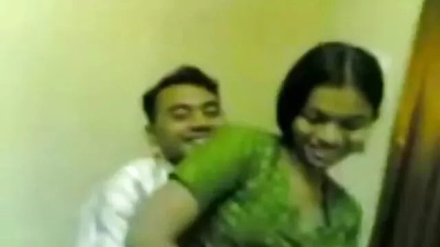 Devachan સાથે બાજુ ponytail ગાઢ વાળ અને યલો ટી-શર્ટ પર માઉન્ટ સેકસી વીડિયો બીપી વીડીયો થયેલ છે શિશ્ન આ દંપતિ