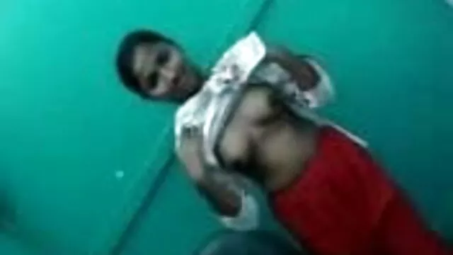 માણસ ગુલાબી સેકસી વીડીયો આપોને જાંઘિયો ગંધ pussy અને ચાટવું તેના ગર્દભ.