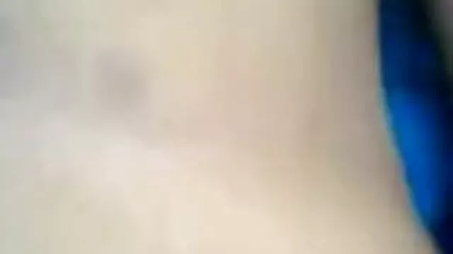 આ વ્યક્તિ જાંબલી શર્ટ fucks બિંદુ જ્યાં તેમના યુવાન ઓપન સેકસી બીપી વીડીયો પ્રેમિકા બેડ પર
