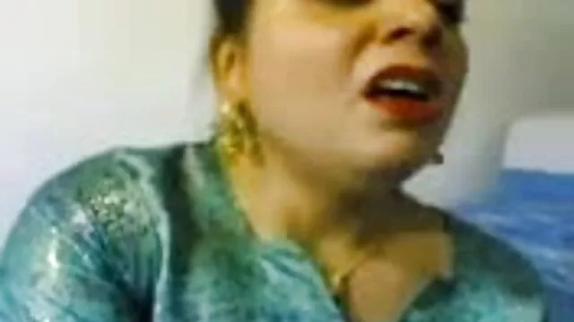 વ્યક્તિ fucks ત્રીપલ એક્ષ વીડીયો તેના ચાટ, લેટિન અમેરિકન પવન સાથે ગાઢ વાળ જિમ