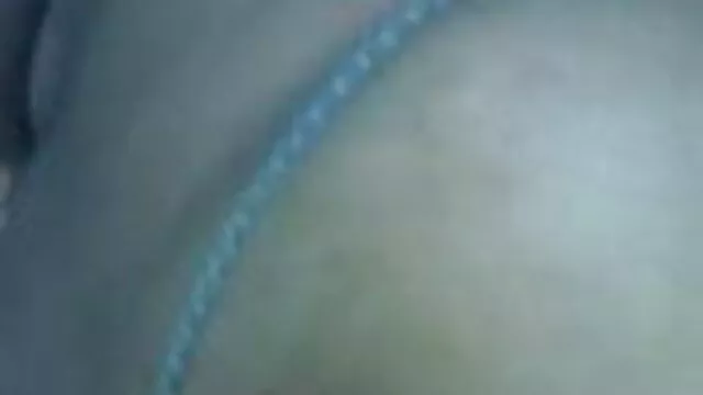 ખુશખુશાલ છોકરી સાથે fucks એક સેકસી સેકસી વીડીયા કાળા અને masturbates સાથે વાયબ્રેટર કોચથી પર