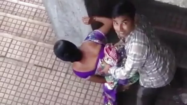 બે ખેડૂત મહિલાઓ પોલીસ ગણવેશ માટે મોકલવું આ કાળા માણસ સેકસ વીડીયો બતાવો પર મંડપ.