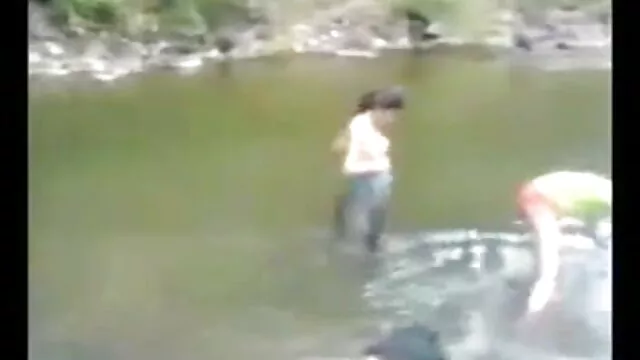 યુવાન એશિયન માણસ fucked યોનિ વાતચીત દરમિયાન એચડી વીડીયો સેકસી તેની સાથે.